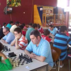 Jugadores en el torneo de ajedrez de La Bañeza.