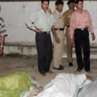 Algunos de los cuerpos de los 23 peregrinos hindúes asesinados ayer, al oeste de la India