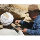 El arqueólogo Zahi Hawas (derecha) examina una de las tumbas halladas en Saqara.