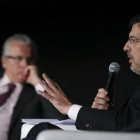 Baltasar Garzón escucha las explicaciones del juez de la Audiencia Nacional Andreu.