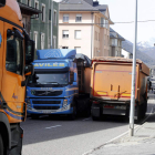 Varios camiones de transporte de carbón de importación, ayer, en las calles de Villablino. MARCIANO