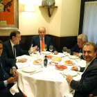 El rey Juan Carlos, junto a Rajoy y los expresidentes José María Aznar, Felipe González y José Luis Rodríguez Zapatero, en Casa Lucio, anoche.