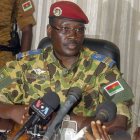 El Coronel Zida, nuevo jefe del Estado de Burkina Faso, en una comparecencia ante los medios, el sábado.