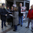 Responsables de Arle reparten información junto a las concejalas del Ayuntamiento. MARCIANO