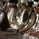 Varios delegados rezan durante la celebración de la Loya Jirga que se está llevando a cabo en Kabul