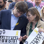 Puigdemont y Forcadell durante un acto en el que se pidió la libertad de los ‘jordis’. ENRIC FONTCUBERTA