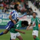 Nacho lucha con Mangas en el partido del año pasado en Ponferrada