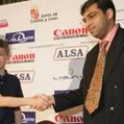 El ex campeón mundial, Anand, a la derecha, saluda al joven prodigio noruego Magnus Carlssen