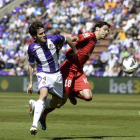 El centrocampista del Getafe Ángel Lafita pugna por el balón con el defensa del Real Valladolid Marc Valiente durante el encuentro disputado en en el estadio José Zorrilla.