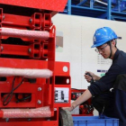 Un trabajador chino en una empresa en Jinan, al este del país.