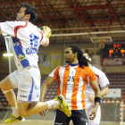 José Mario Carrillo, a la izquierda, se dispone a lanzar a portería, tras zafarse de un rival.