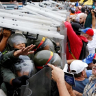 Opositores a Maduro se enfrentan a la Guardia Nacional en Caracas.