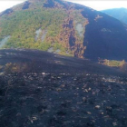 Estado en el que el incendio ha dejado parte del monte quemado en Páramo del Sil. B. A. C.