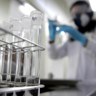 Una química trabaja en el laboratorio antidopaje de Madrid.