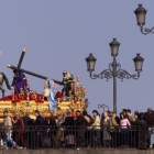 Una procesión de Semana Santa en Sevilla cruza por el puente de Triana.