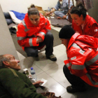 Voluntarios de Cruz Roja junto a personas sin techo.