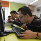 Jóvenes con síndrome de Down participan en un curso sobre nuevas tecnologías para favorecer su inserción laboral.