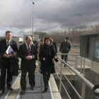 Raúl Valcarce y Encina Pardo junto al presidente de la Miño-Sil en la Edar de Villadepalos.