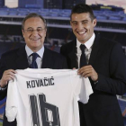 Florentino Pérez y Mateo Kovacic, en la presentación del croata como nuevo jugador del Madrid.