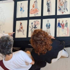 Maru Rizo haciendo entrega de la colección de dibujos ‘Teatro Principal’ de Amable Arias en San Sebastián. DL