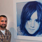 Juan Antonio Cuenca, con su espectacular retrato pintado a bolígrafo.