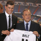Bale, junto a Florentino, en la presentación en el Bernabéu.
