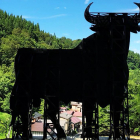 El toro de Osborne construido en Japón por Santiago Sierra /