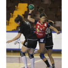 Andrea lanza a portería ante la defensa rival.