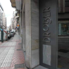 Este local de la avenida Camino de Santiago fue la primera tienda de la cadena, en 1973.