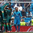 Los futbolistas del Betis celebran el segundo gol mientras se lamentan los jugadores del Madrid. EMILIO NARANJO
