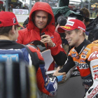 Stoner (derecha) habla con Lorenzo (izquierda) tras la carrera de clasificación. BRANDON MALONE