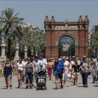 Turistas en el paseo de Lluís Companys de Barcelona.