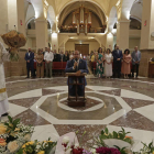El alcalde de La Bañeza, Javier Carrera, ayer en la ofrenda floral a la Virgen de la Asunción. F. OTERO