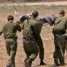 Militares israelíes evacúan a un compañero herido por los misiles lanzados por Hezbolá