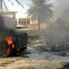 Dos tanques norteamericanos arden tras el ataque con bomba que dañó ayer la embajada española