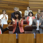 Óscar López fue aplaudido ayer por los procuradores del Grupo Socialista tras anunciar que renuncia a su escaño en las Cortes.