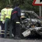 Agentes de la Guardia Civil inspeccionan el vehículo siniestrado en Vejer