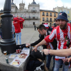 Aficionados del Sporting en la plaza del Ayuntamiento de Ponferrada. L. DE LA MATA