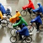 Un grupo de chinos va en bici por Pekín