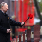 El presidente ruso, Vladimir Putin, deposita flores en la Tumba del Soldado Desconocido cerca del muro del Kremlin después del desfile militar del Día de la Victoria en Moscú. EFE/EPA/ANTON NOVODEREZHKIN / KREMLIN POOL