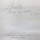 A la izquierda, primera firma del entonces príncipe don Juan Carlos en el Libro de Honor del Ayuntamiento de León, en 1972. Abajo, a la izquierda, otra firma, ya como rey, en 1978. A la derecha, otra del príncipe Felipe en 1997. AYTO DE LEÓN