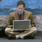 Un hombre utiliza su ordenador portátil.