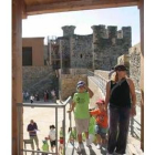 Un grupo de turistas recorre el castillo el día de la reapertura