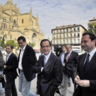 Bono pasea con Óscar López y Arahuetes por la ciudad de Segovia.