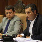 El portavoz del PP, Reiner Cortés, junto al alcalde Riesco, ayer en un momento del debate.