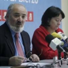 Pedro Nieto y Ángela Marqués, ayer en un momento de la rueda de prensa ofrecida en la sede del PSOE