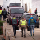 Efectivos de la UCO Guardia Civil se dirigen a una vivienda en la calle Córdoba de El Campillo