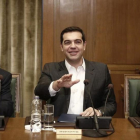 Tsipras (centro) gesticula junto al viceprimer ministro Yiannis Dragasakis (izq) y el ministro de Interior, Panagiotis Skurletis, en el consejo de ministros celebrado en el Parlamento, en Atenas, este domingo.