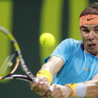 Rafael Nadal devuelve una bola a Michael Berrer, en la primera ronda del torneo de Doha.