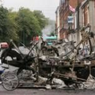 Los restos de un autobús al que se prendió fuego en la zona de la unionista Woodvale, en Belfast